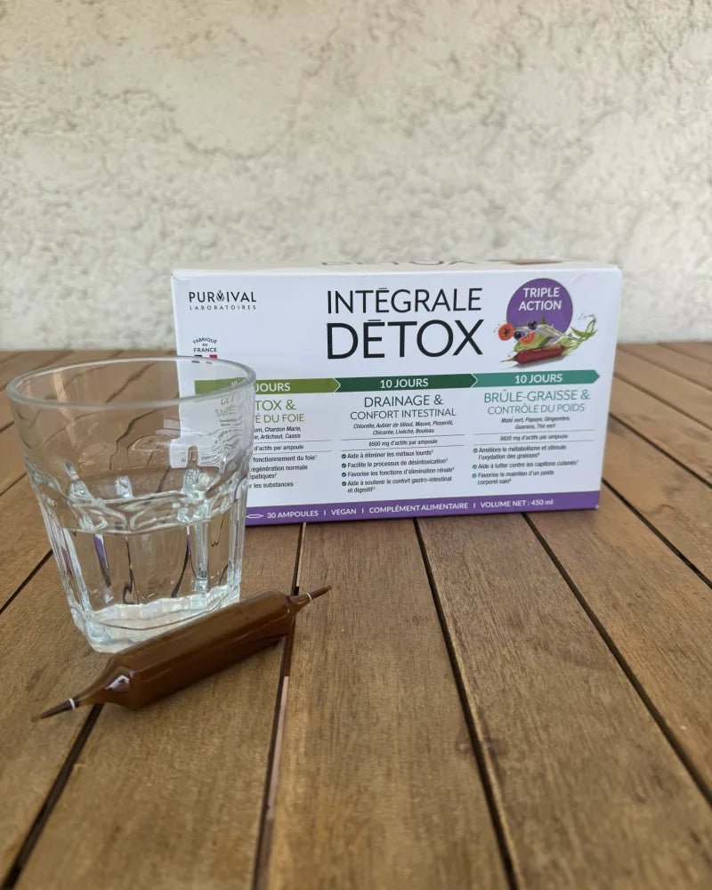 Photo client : coffret Intégrale Détox, ampoule et verre sur une table en bois