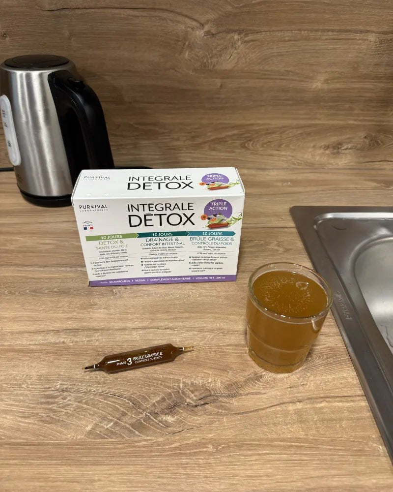 Photo client : coffret Intégrale Détox, ampoule et verre préparé sur un plan de travail
