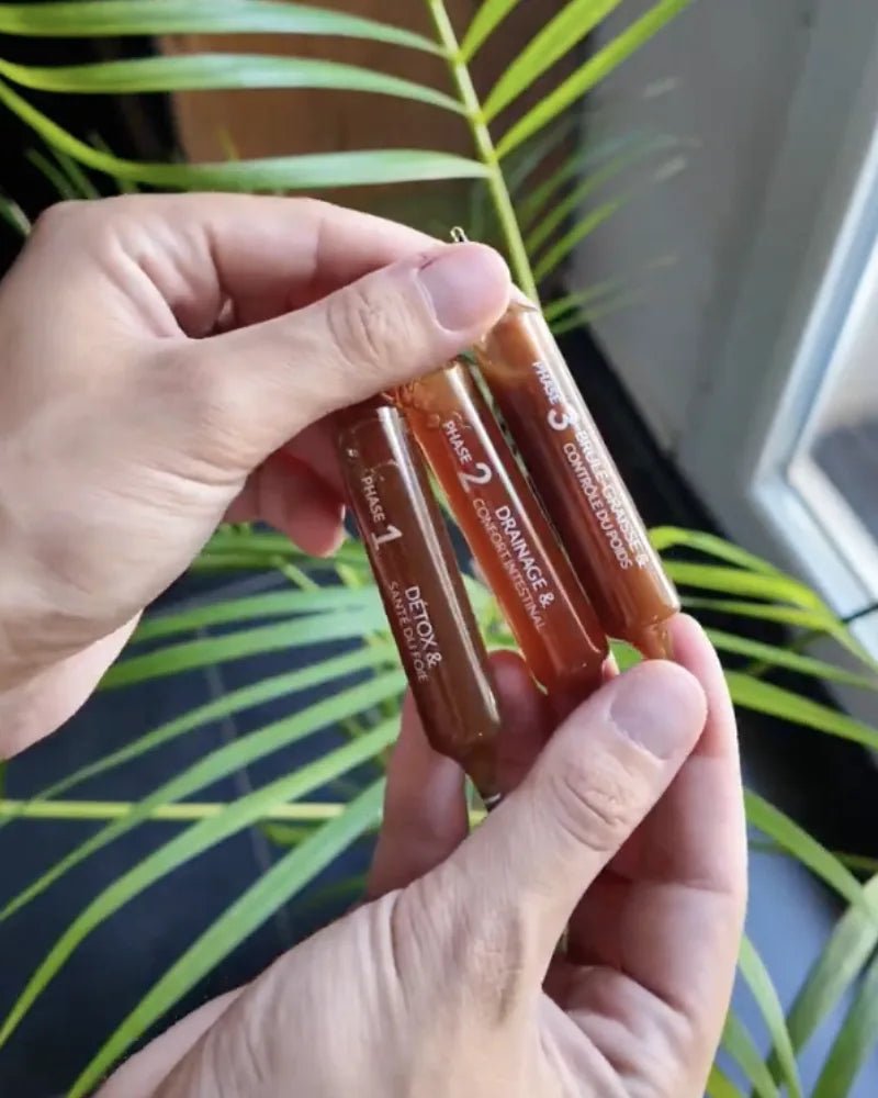 Photo client : les trois ampoules Phase 1, 2 et 3 de la cure Intégrale Détox tenues en main