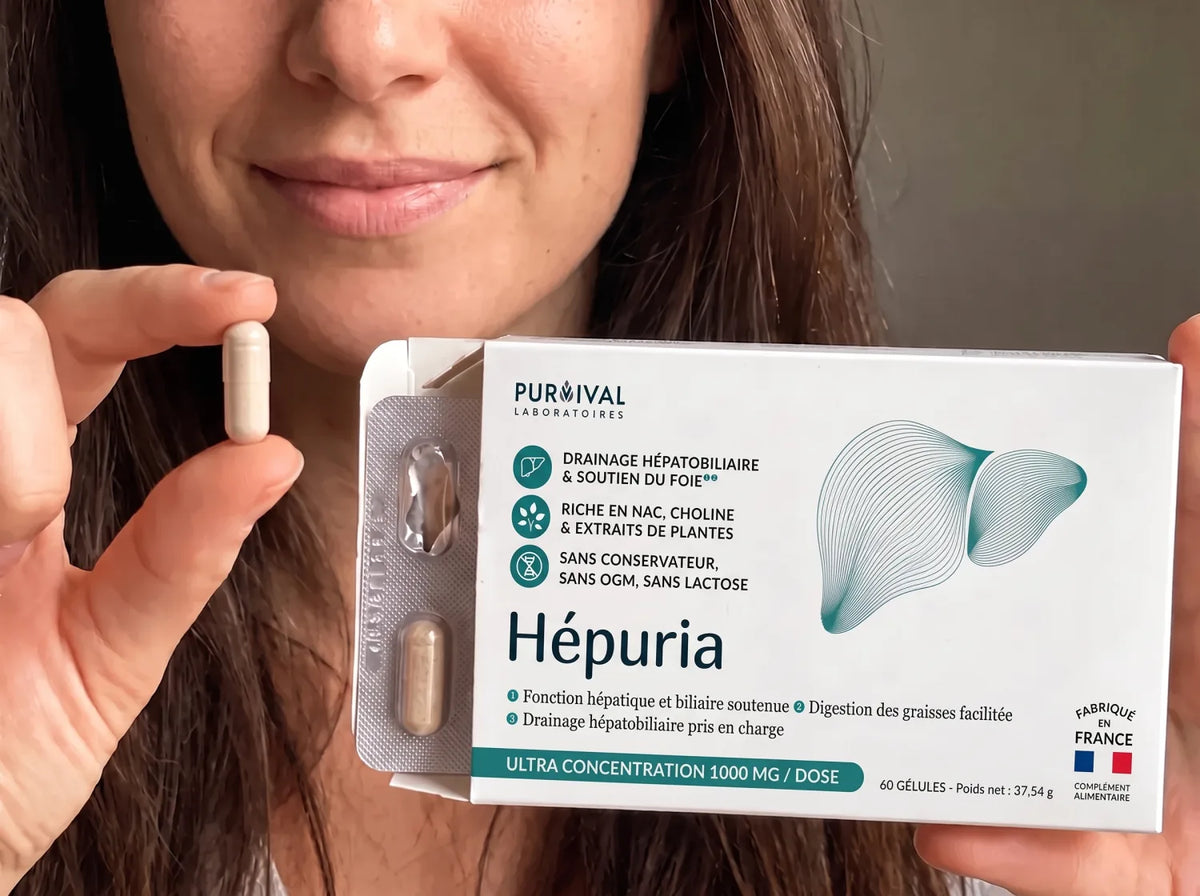 Une femme tient une boîte Hépuria et une gélule