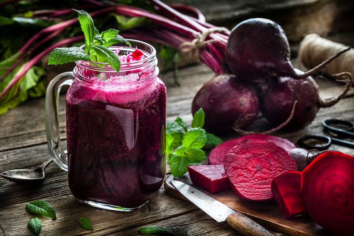 Jus de betterave rouge frais dans un verre