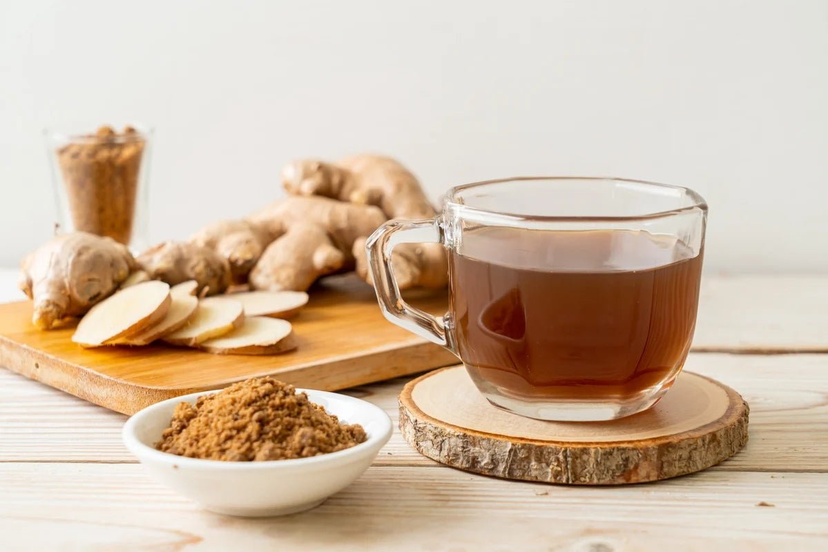 Boisson détox au gingembre et curcuma avec racines fraîches